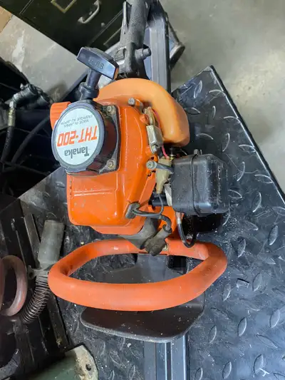 There is one broken teeth. This is a Tanaka THT-200 hedge trimmer, designed for efficient and precis...