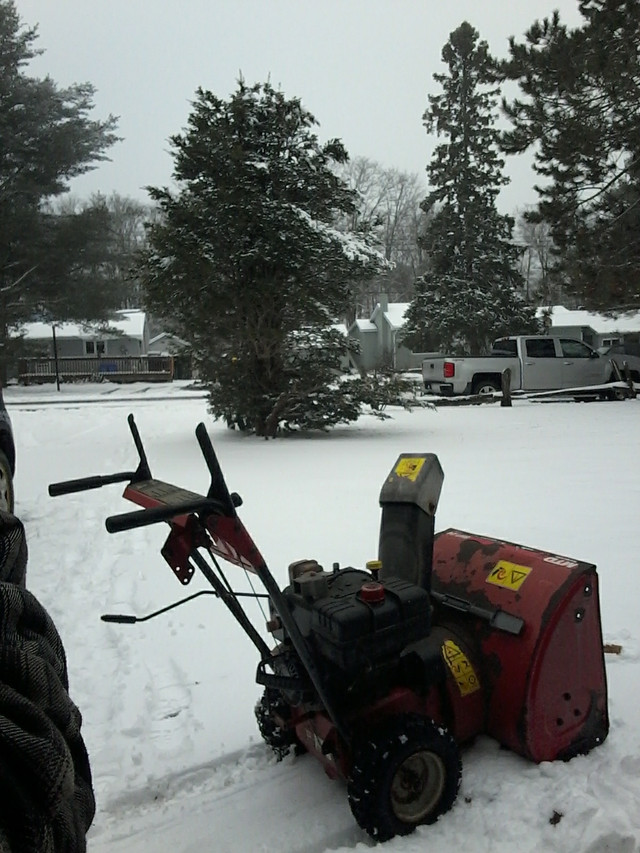 Mtd 24 inch 8 hp in Snowblowers in North Bay - Image 2