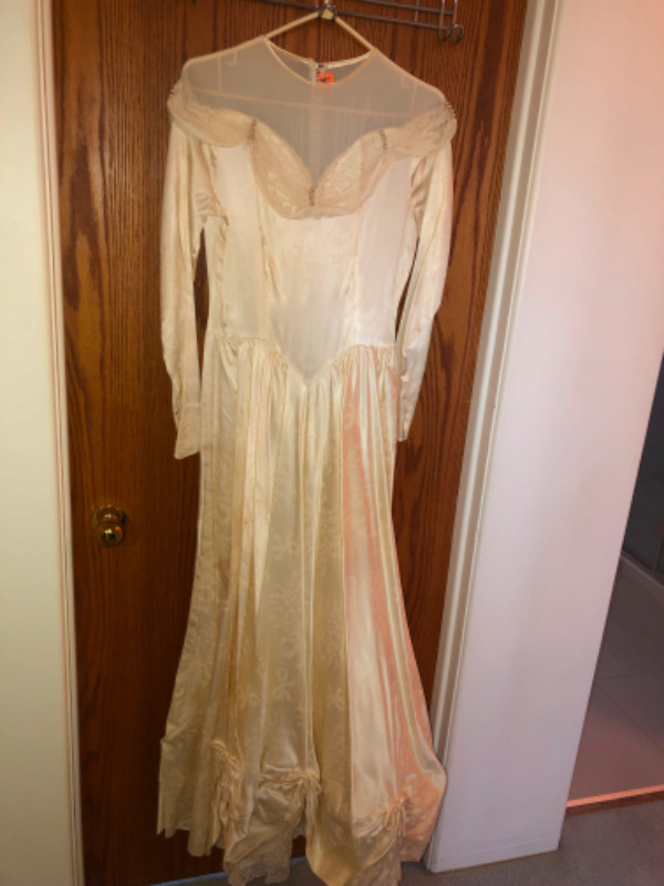 Vintage Satin & Lace Wedding Gown in Arts & Collectibles in Edmonton