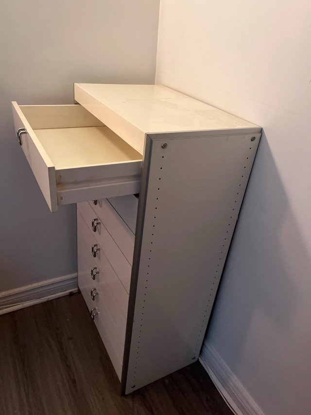 BEDROOM DRESSER - GREAT FOR STUDENTS in Dressers & Wardrobes in City of Toronto - Image 3