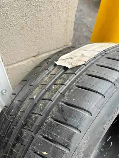 Selling 1 Michelin Pilot Super Sport ZP tire. Size is 245/40RF21 96Y Details: Brand: Michelin Model:...