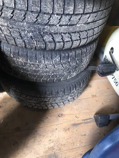 Je vends un ensemble de pneus d'hiver Toyo Observe GSI5 montés sur jantes en acier, conçus pour offr...