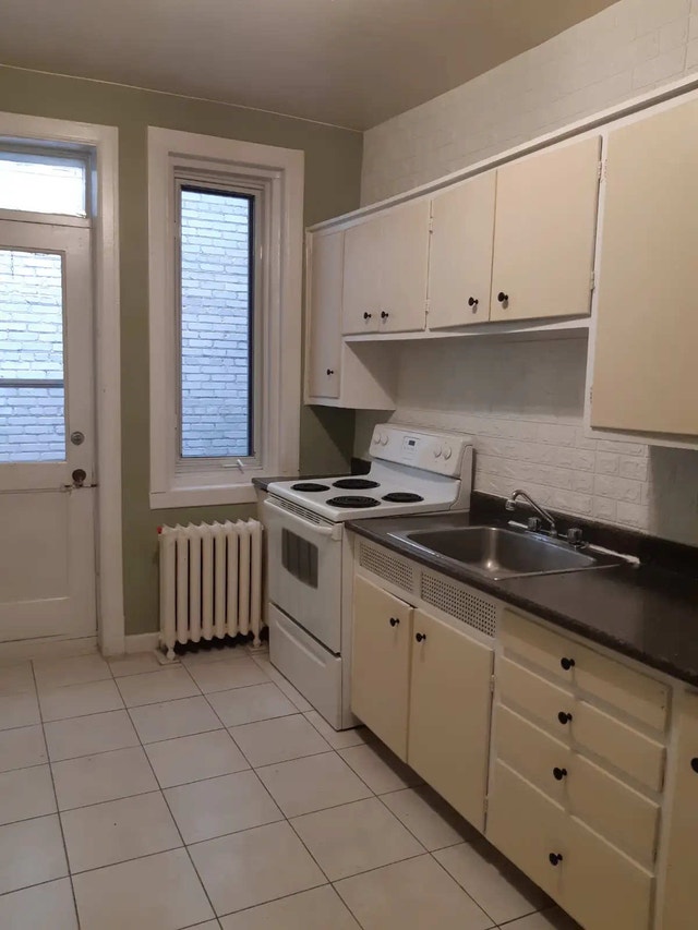 Large 5 1/2 in NDG on Monkland Avenue — photo 2