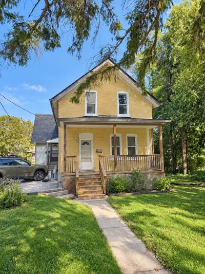 Unit 4 – 70 William Street W, Waterloo Charming 3 Bedroom Century Home in Uptown Waterloo **Front Ho...