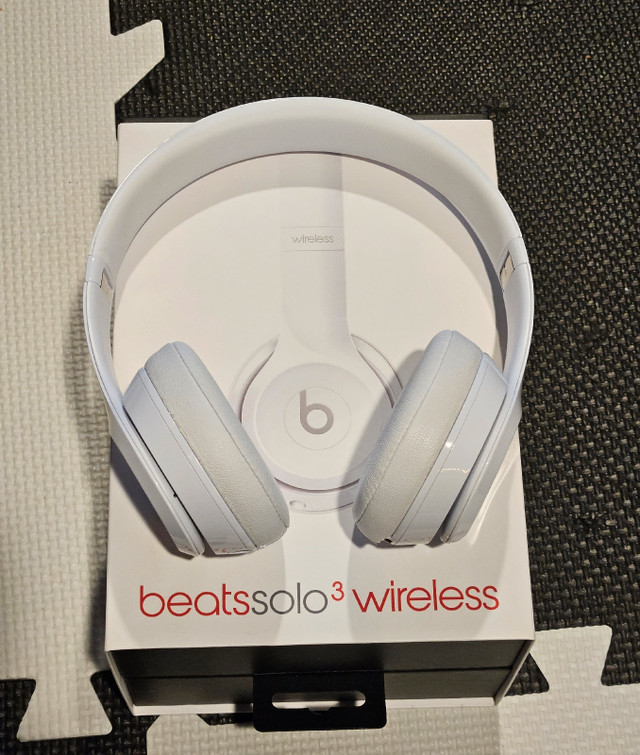 Beats Solo³ On-Ear Wireless Headphones in Headphones in Oshawa / Durham Region