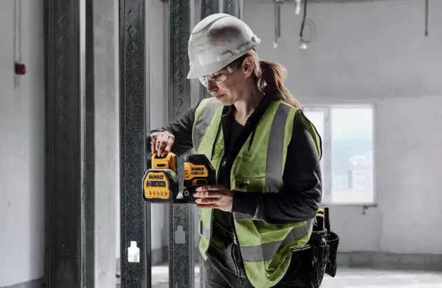 DEWALT 20V MAX Green Cross-Line Laser Level in Power Tools in Oshawa / Durham Region - Image 5