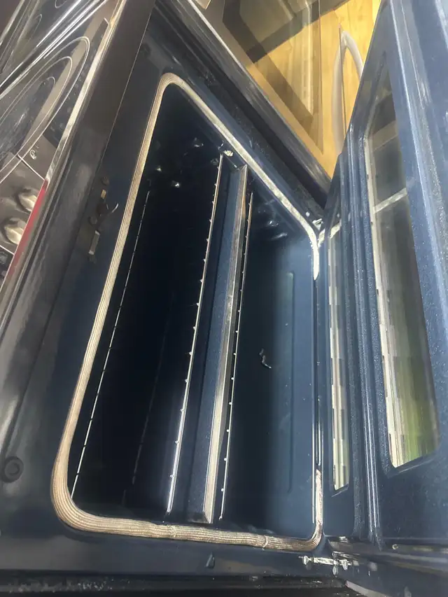 LG Electric Range in Stoves, Ovens & Ranges in Laval / North Shore - Image 3