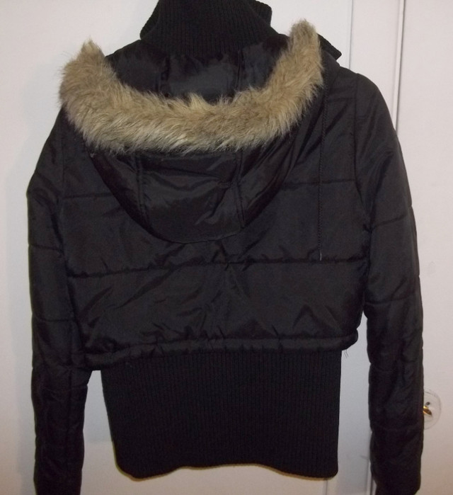 Manteau hiver noir avec capuchon dans Femmes - Hauts et vêtements d'extérieur  à Laval/Rive Nord - Image 2