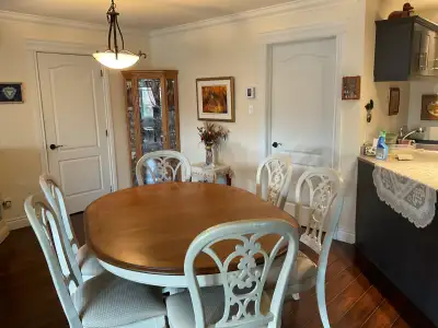 Table a diner ronde 48 po avec 1 rallonge de 18 po. avec 6 chaises. Marqueterie en noisier sur dessu...