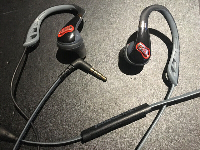 Polk audio ultra fit 1000headphones with all accessories in Headphones in Mississauga / Peel Region - Image 3