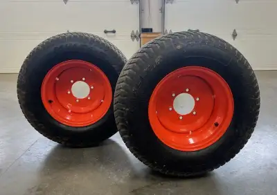 2 pneus usagés de marque Carlisle avec rims /jantes pour dépanner 29 X 12.50 X 15 ou 320/55-15 qui é...