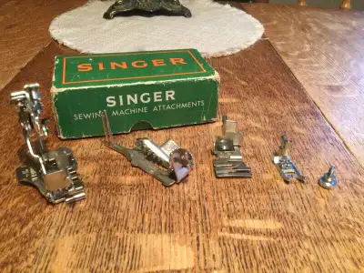 boite verte vintage PIEDS à couture no 160809 singer + pieds singer 1261 partie de la machine a coud...