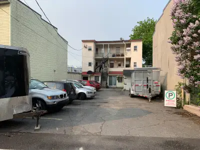 Voyagé en Paix et laissée votre voiture dans notre stationnement, nous sommes 10 minute de l aéropor...