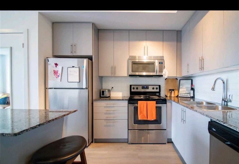 one bedroom condo with locker and a parking for rent 4