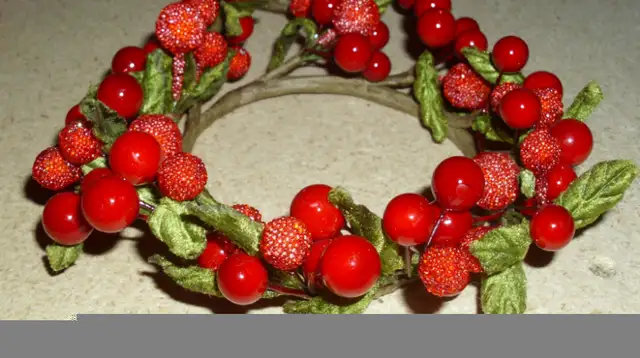 Christmas Berry Wreaths in Holiday, Event & Seasonal in Mississauga / Peel Region - Image 3