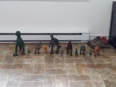 Sept dinosaures différents fontionnant à piles. Onze dinosaures différents standards. Mon fils dit q...