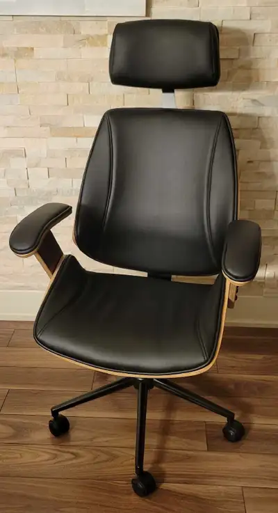 Chaise Structube Cove style design en très bon état , View more