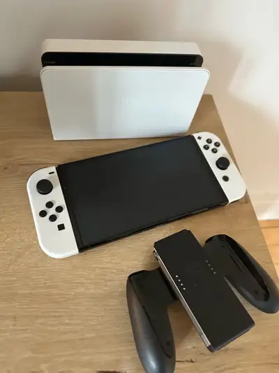 Je vends ma Nintendo Switch OLED, idéale pour les jeux en déplacement ou à la maison. Cette console...