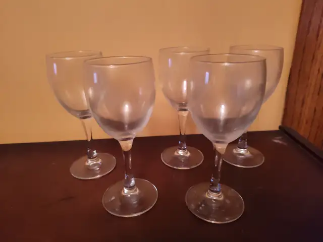 Set of 5 Classic Stemmed Glasses in Clear Glass