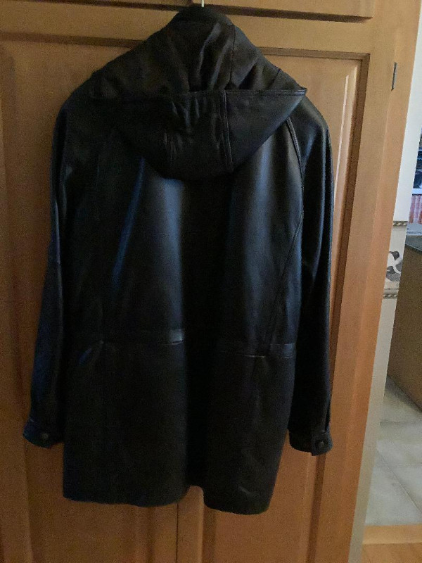 Manteau en vrai cuir Danier Canada  homme noir grandeur méd dans Hommes  à Sherbrooke - Image 2