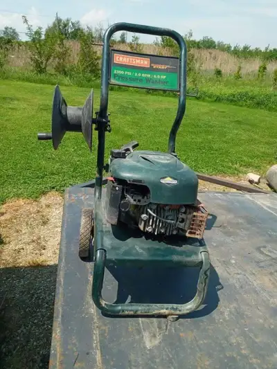 Dont know anything about it what u see is what u get Dont ask if it runs For parts or whatever As Is...