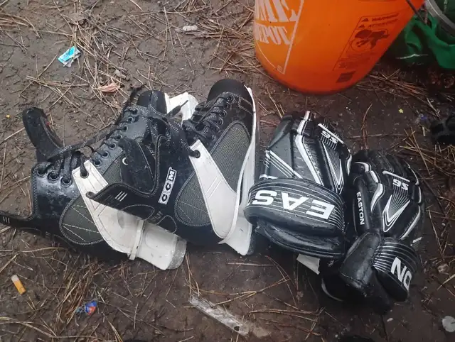 Hockey skates/gloves in Hockey in Kingston - Image 2