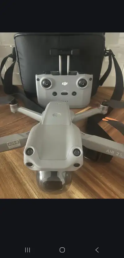 Drone DJI Air 2S combo Contient ; - Sac DJI noir - Plusieurs hélisses de rechange - Manette de pilot...