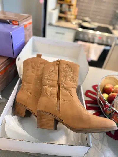 Dream Pairs Cowboy Boots (size 8), View more