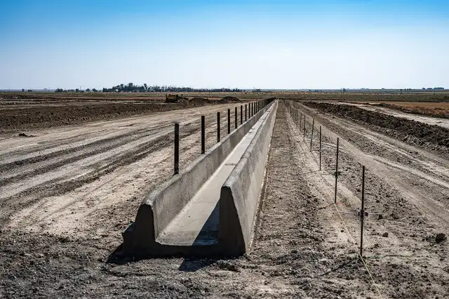 CONCRETE  FEED BUNKS - SLIP FORMED in Other in Lethbridge - Image 7