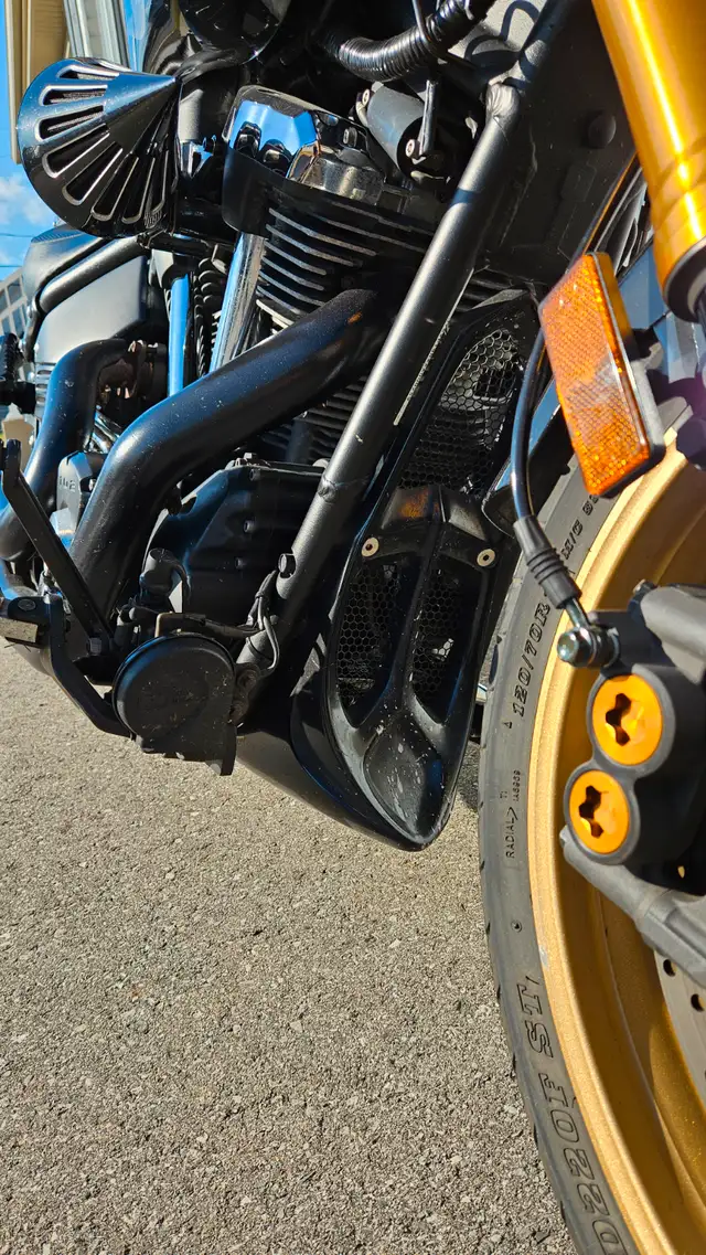 Yamaha Roadstar Warrior 2010 in Touring in West Island - Image 5