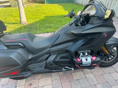 The pinnacle of style and comfort. This bike is load with all the toys and whistles. Featuring an in...