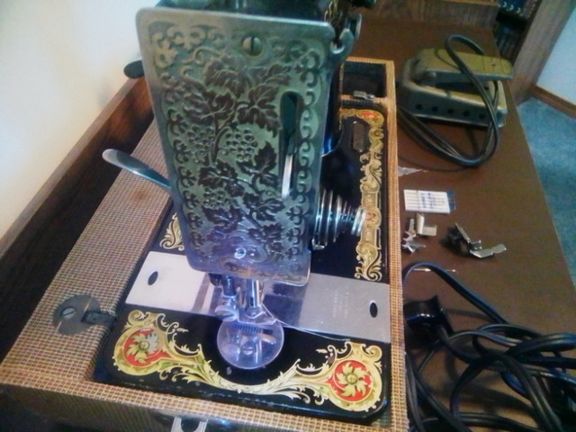 Singer electric portable machine 1924, working condition, OFFERS in Arts & Collectibles in St. Albert - Image 3