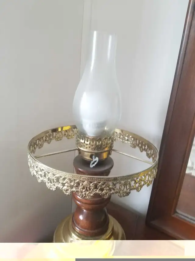 Antique table lamp in Indoor Lighting & Fans in Markham / York Region - Image 4