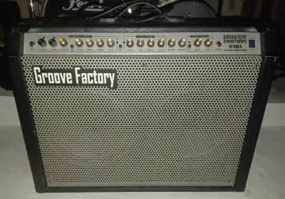 Ampli 100 watts très puissant, 2 x 12". 2 canaux de distortion, reverb et chorus. En état parfait et...