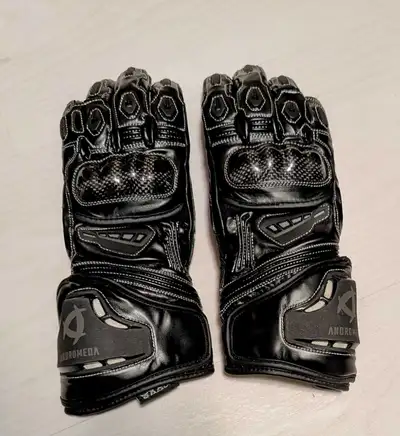 A pair of like new Andromeda Moto Meteor gloves in size XS. They are the only vegan motorcycle glove...