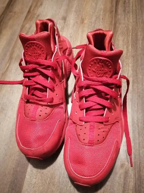 Chaussures de sport rouges homme Nike Air Huarache in Men's Shoes in City of Montréal - Image 10