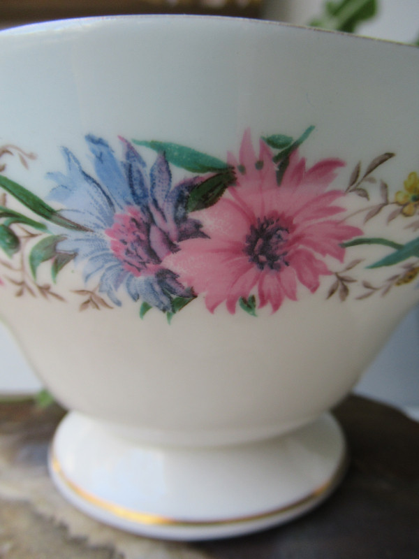Porcelain Sugar Bowl "Cornflower" by EB Foley, England 1948-1963 in Arts & Collectibles in Prince George - Image 2