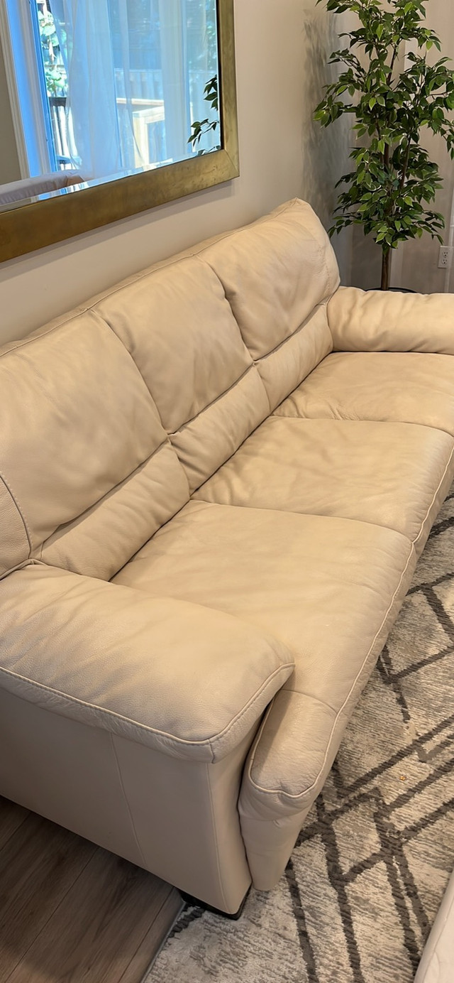 NATUZZI ALL Leather Sofa (like New Condition) dans Sofas et futons  à Hamilton - Image 4