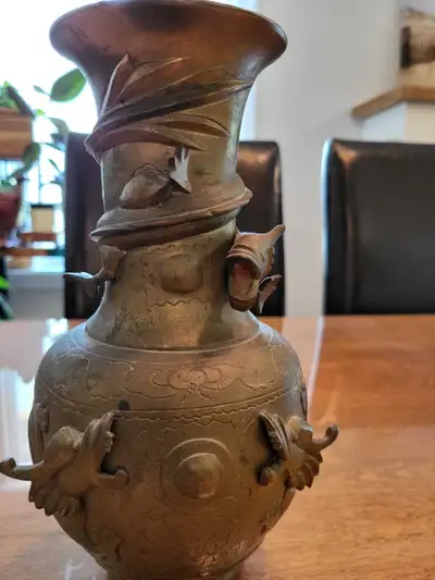 Joli vase en métal avec des motifs chinois en relief. Pourrait s'agir d'une reproduction. En excelle...