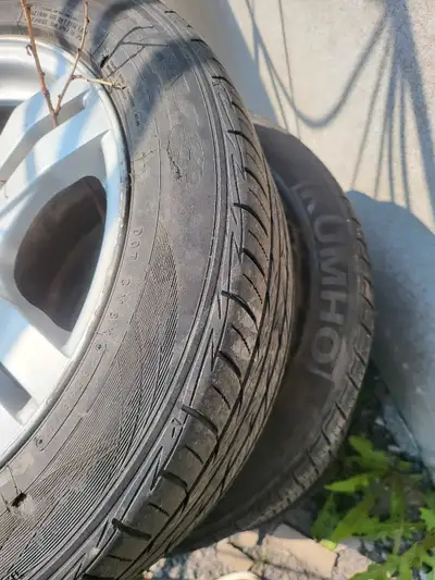 4 pneus d'été sur Mags 205/55R16 91H 50$ pour chaque pneu ou 200$ pour les 4 pneus