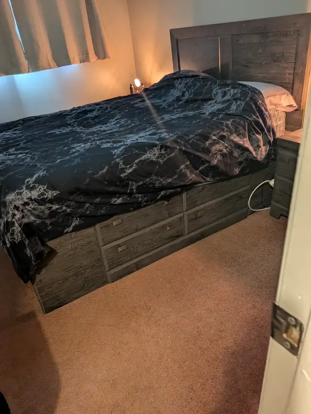 Complete Queen bedroom suite