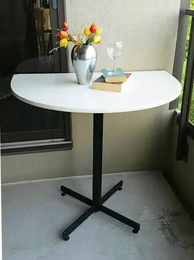 Table blanche sur base noire (SOLIDE) en métal, d’une hauteur de 29 ½ pouces. Dessus de la table : l...