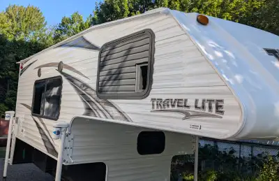CARAVAN PORTÉE TRAVEL LITE 2017 – model 890 RX Très propre et beaucoup de rangement; Poids 1985 lbs;...