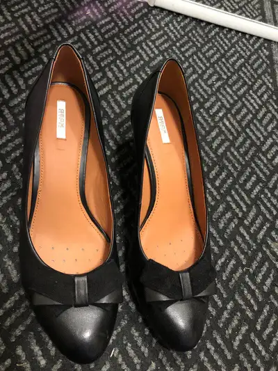 Beautiful pair of ladies shoes, size 8 1/2, black New condition, View more