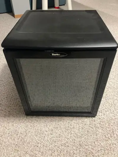 Countertop wine fridge, holds 15-16 bottles. Like new barely used. $100 FIRM.