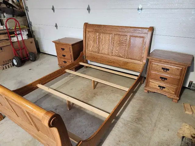 Oak Queen Sleigh Bed w/Nightstands in Beds & Mattresses in Kingston - Image 2