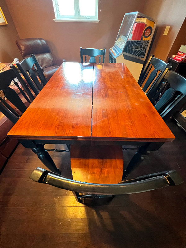 Beautiful bar height solid hardwood dining room table & 7 chairs in Dining Tables & Sets in Kingston - Image 3