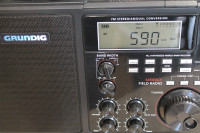 GRUNDIG S450DLX AM/FM/SW PORTABLE FIELD RADIO