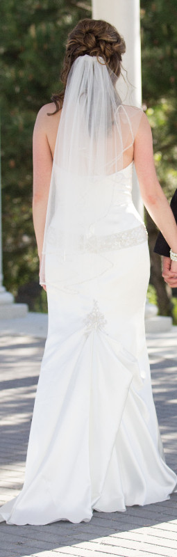 Ivory Wedding Dress (size 8) with matching veil in Wedding in Sudbury - Image 2