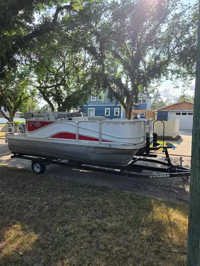 2019 Suncatcher 18-foot pontoon boat, powered by a reliable Yamaha 60hp outboard engine. Featuring a...
